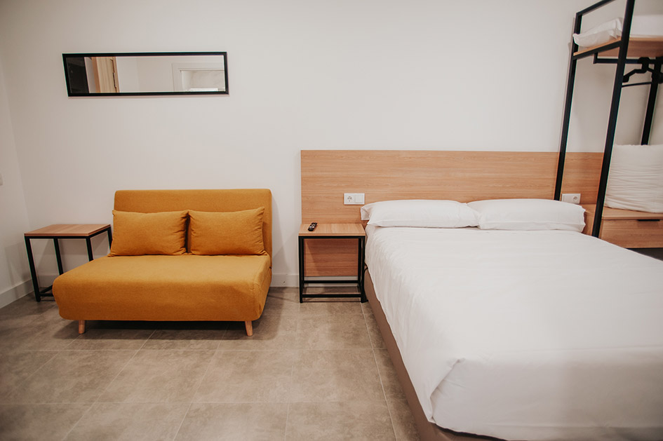 Hotel Valladolid cama y sofá DE